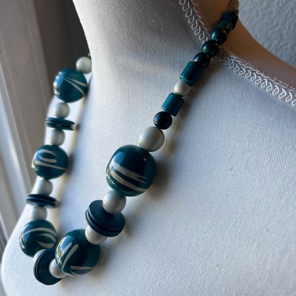 Vintage chunky wood teal and white necklace - Picture 4 of 7